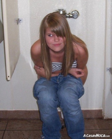 [girls-in-toilett-24[4].jpg]