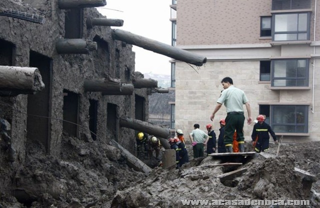 [building_collapse_11[7].jpg]