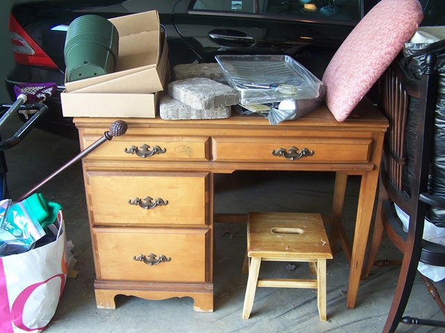 [GoodwillDeskandPillows0021.jpg]