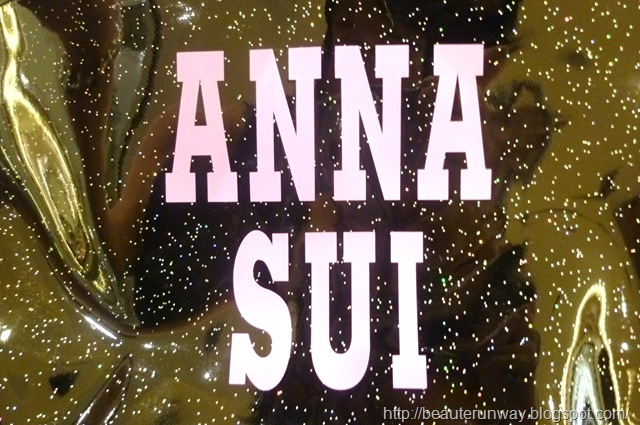 [Anna Sui Lunch Tote Close up[12].jpg]