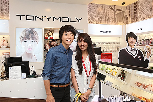 [Song Joong Ki with a lucky fan at an exclusive autograph cum photograph session[7].jpg]