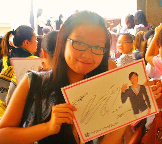 [SongJoongKiAutographSessionHappyFan1.jpg]