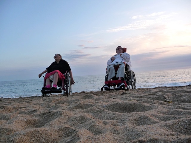 [Agnès et Pierre sur la plage 1[2].jpg]