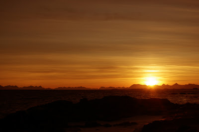 ...hingga senja hampir merangkak keluar..