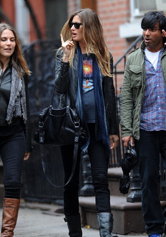 [gisele-bundchen-bigger-baby-bump-05[3].jpg]