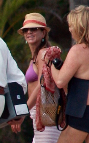 [jennifer-aniston-11139-4[3].jpg]
