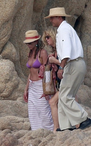 [jennifer-aniston-11139-14[3].jpg]