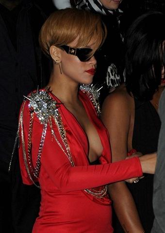 [rihanna-saturday-03[3].jpg]