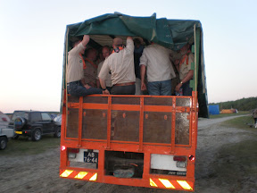 De mannen vertrekken voor de installatie van Jelmer en 3-P.