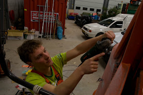 Klussen aan de vrachtwagen in Beilen