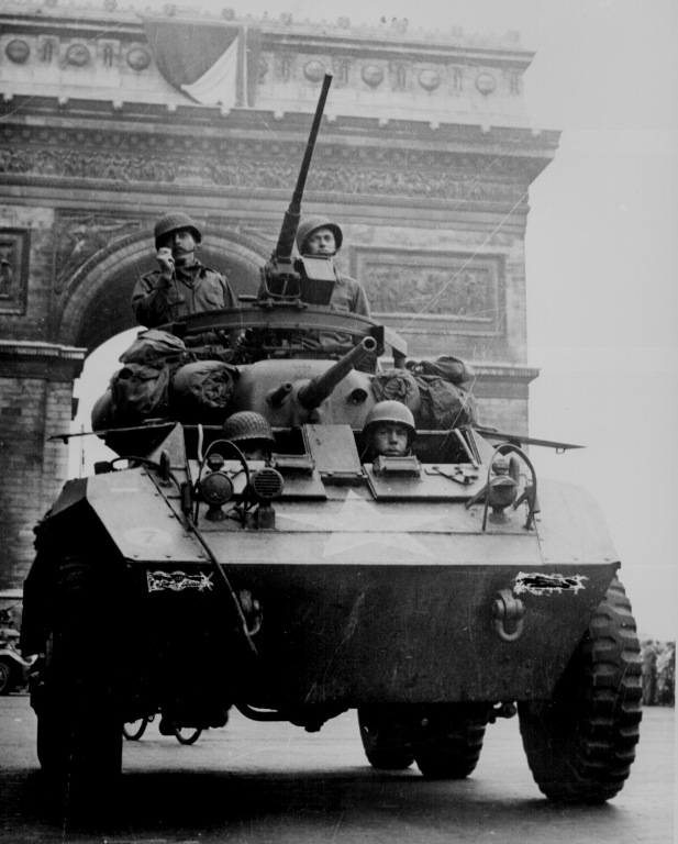 [American troops in tank passing the Arc de Triomphe after the liberation of Paris Aug 1944[4].jpg]