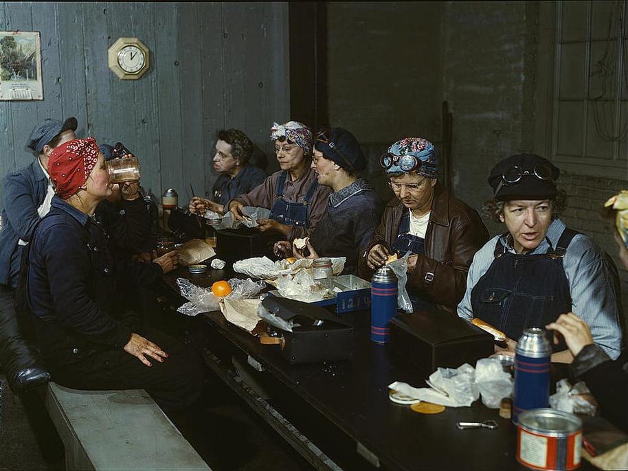 [Roundhouse wiper gang Chicago NW RR Clinton IA 1943[9].jpg]