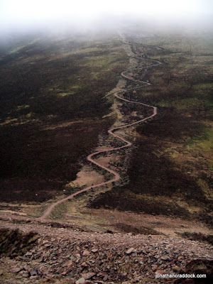 A raised zig-zag path to Sail