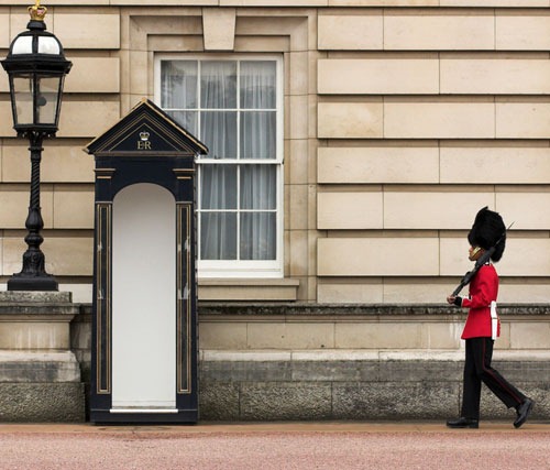 [buckingham_palace_guard_shutterstock_500[4].jpg]