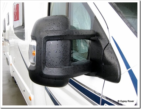 Huge exterior mirrors with indicator.