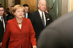 Kanzlerin Merkel und Vizepr&auml;sident Biden betreten den Hauptsaal der Sicherheitskonferenz
