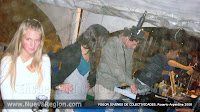 Israel, los anfitriones del Fogón 2008 atendiendo la barra. Llevan unas 15 horas coridas colaborando en el stand