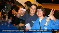 Israel, los anfitriones del Fogón 2008 atendiendo la barra. Llevan unas 15 horas coridas colaborando en el stand