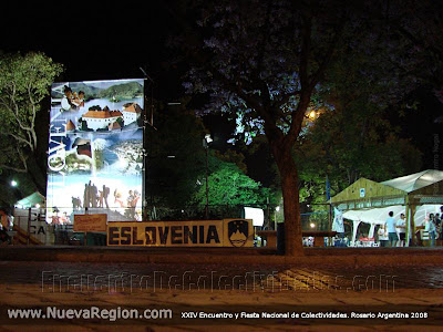 La impactante fachada en el acceso al stand de la Asociación eslovena Triglav en el XXIV Encuentro y Fiesta Nacional de Colectividades, 2008