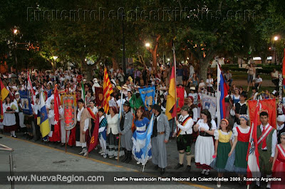 Un espectáculo multicolor de paz y esperanza, las colectividades se presentan juntas