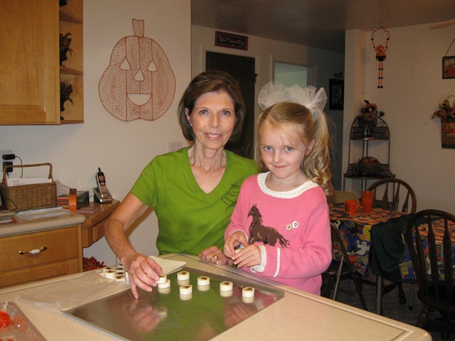 [10-25-09 cookies - Belle and Grandma[3].jpg]