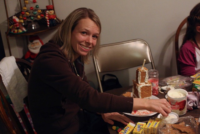[12-31-09 Gingerbread houses (47)[2].jpg]
