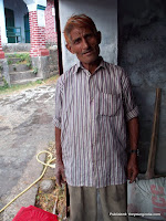 “Take my photograph and show it to me?” Sidhbari, Himachal Pradesh