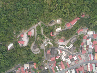 小林村原來的空照圖,當時還是屋舍林立。.jpg 小林村原來的空照圖,當時還是屋舍林立。