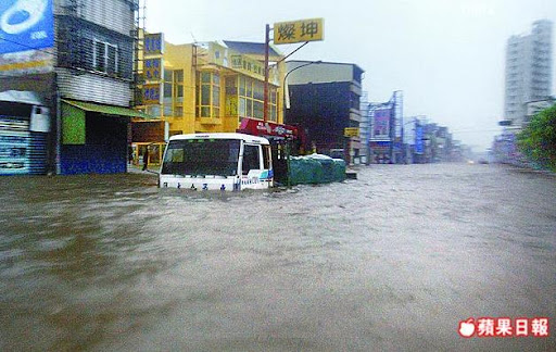 屏東縣林邊鄉淹水嚴重,馬路宛如河道.jpg 屏東縣林邊鄉淹水嚴重,馬路宛如河道