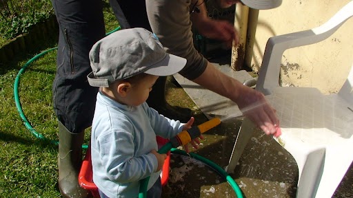 En attendant Noah ... Gabin file un p'tit coup de main pour le déshivernage du salon de jardin. DSC02692.JPG