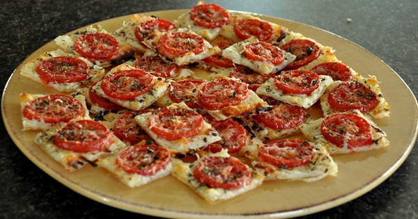 [Tomato Onion Pizza[3].jpg]
