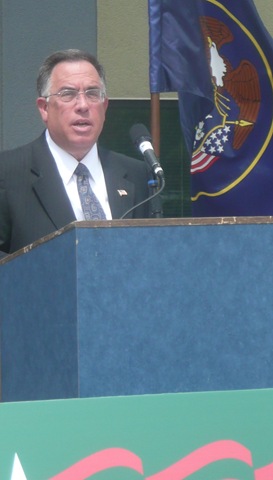 [Granato at dais 2[6].jpg]