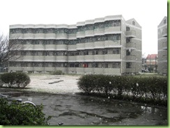 Me sorprendió la nieve al salir del domitorio.  I was surprised by  snow when I went out from dorms. 寮から出るとき雪が吃驚した。