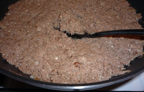 Мясной фарш с луком прожариваю Мясной фарш с луком прожариваю