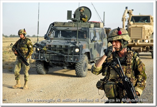 Un convoglio di militari italiani di stanza in Afghanistan