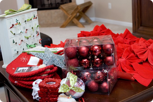 Putting decorations away 1-2 Putting decorations away 1-2