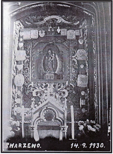 Ołtarz główny w kościele swarzewskim przed obrabowaniem go w roku 1936 Ołtarz główny w kościele swarzewskim przed obrabowaniem go w roku 1936