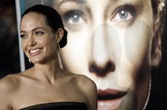 37901_Angelina_Jolie-The_Curious_Case_of_Benjamin_Button_premiere_in_Los_Angeles-14_122_1146lo