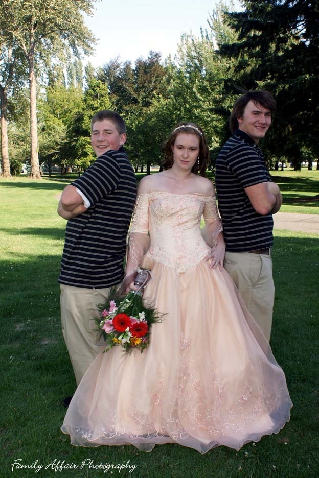[bride w brothers at Les Grove Park[2].jpg]