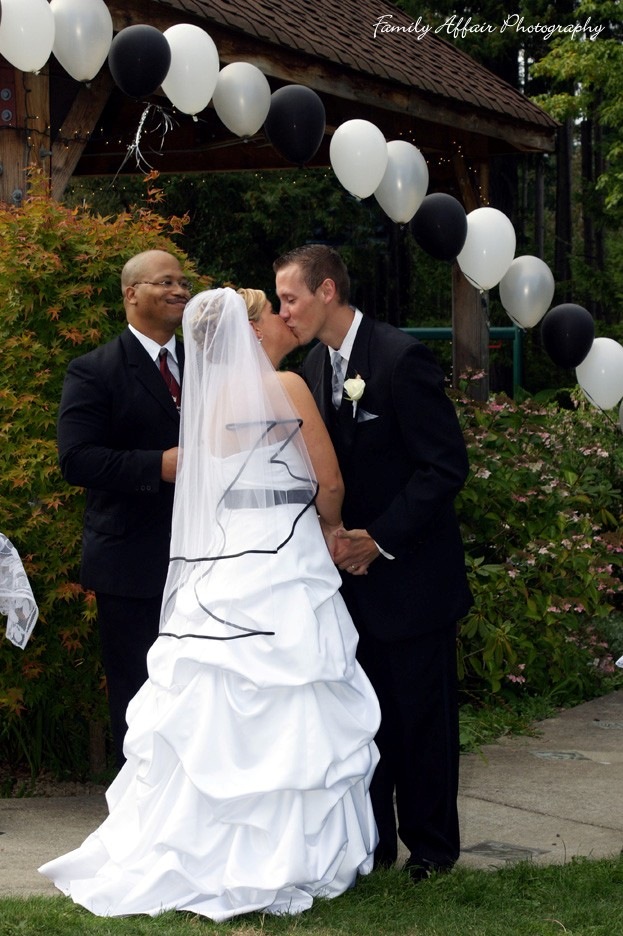 [AK12 wedding kiss[2].jpg]