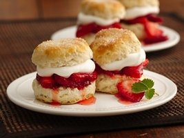 [Strawberry Biscuit Shortcakes[3].jpg]