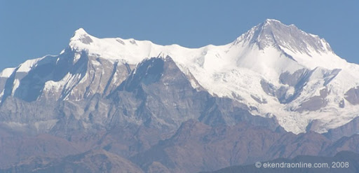 Held high and proud - the fishtail mountain range with snowy caps