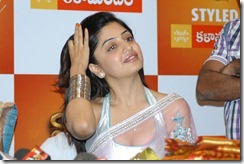 Poonam Kaur (28) Poonam Kaur (28)