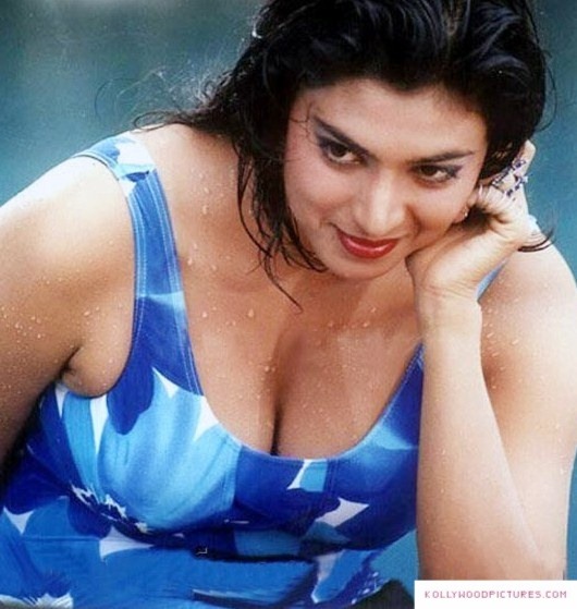 [kasthuri-tamil-actress-swimsuit-photos[7].jpg]