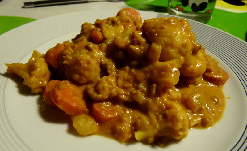 Vegetables and peanutbutter-curry flavoured stew