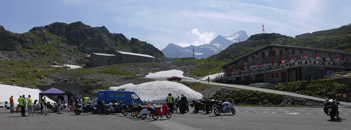Supported tour at the top of Sustens pass