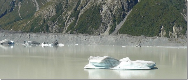 icebergs in mount cook walk