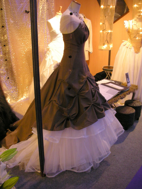 robe marron et blanche