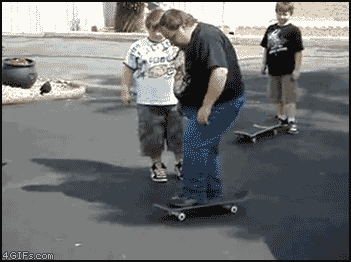 Pai brincando de skate com o filho