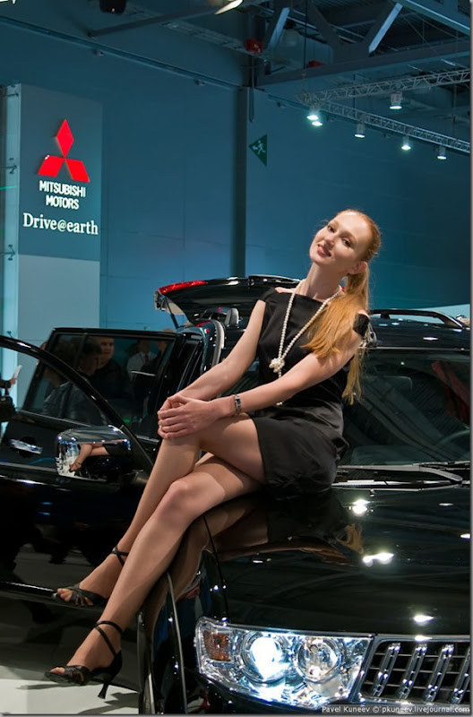 As modelos do salão do automovel na Rússia (12)